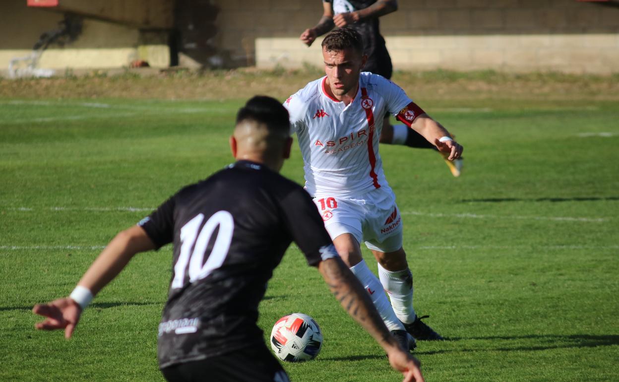 Javi conduce el balón en el partido de esta tarde.