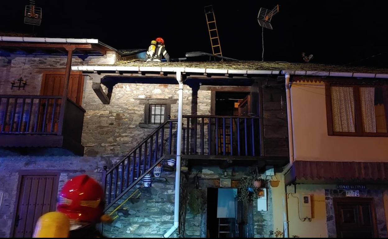 Intervención de los bomberos en la vivienda de San Cristóbal.