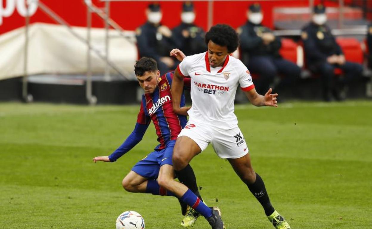 Pedri y Kounté, durante el partido de Liga en el Sánchez Pizjuán. 