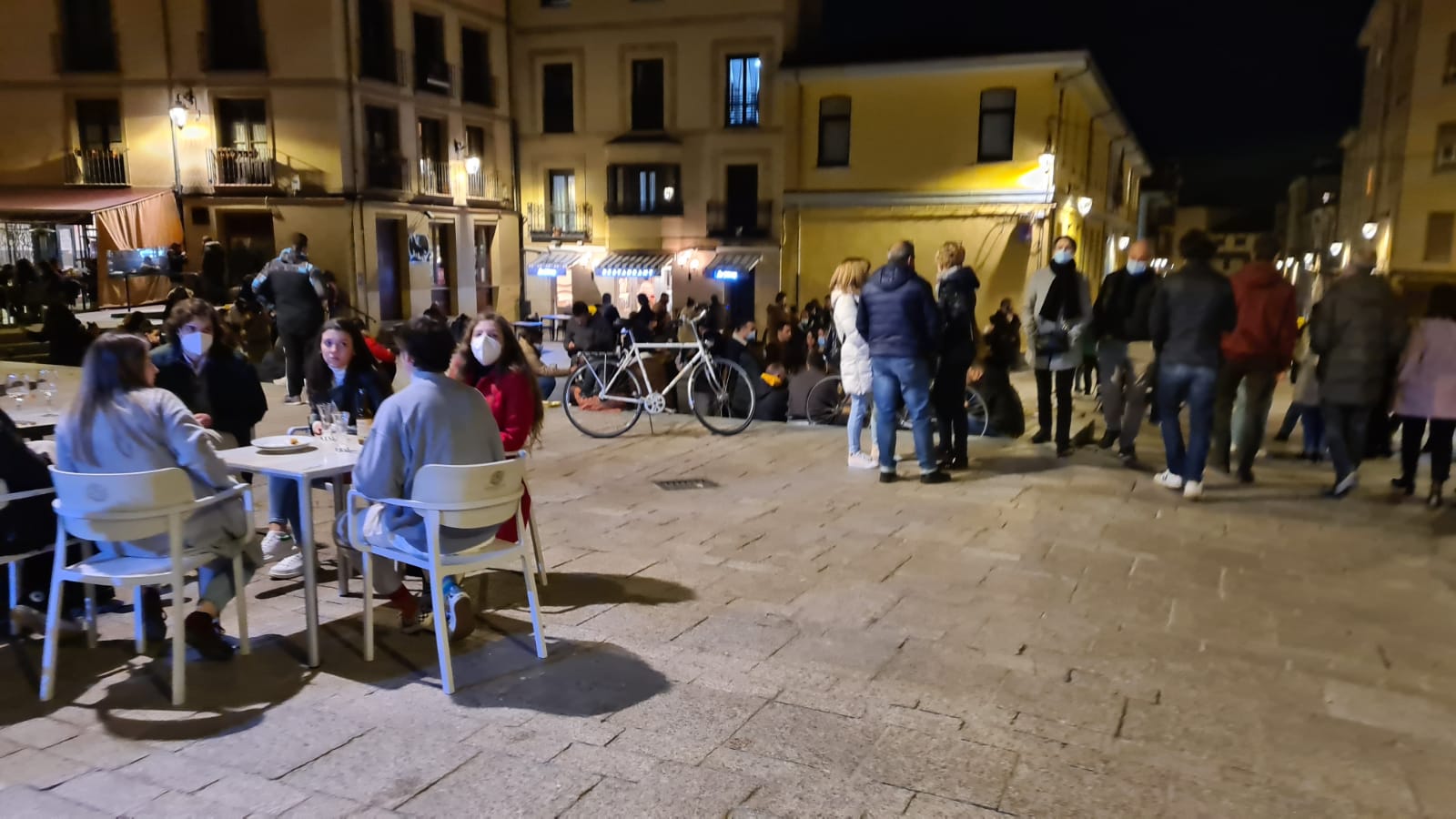 Los leoneses apuran el nuevo horario de la hostelería apoyado en el buen tiempo.