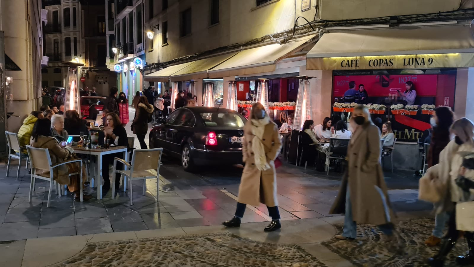 Los leoneses apuran el nuevo horario de la hostelería apoyado en el buen tiempo.