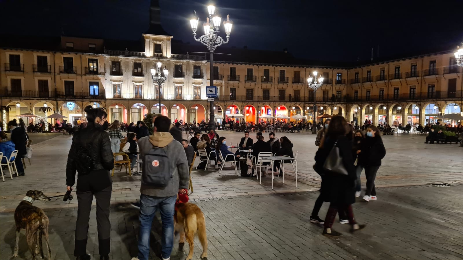 Los leoneses apuran el nuevo horario de la hostelería apoyado en el buen tiempo.