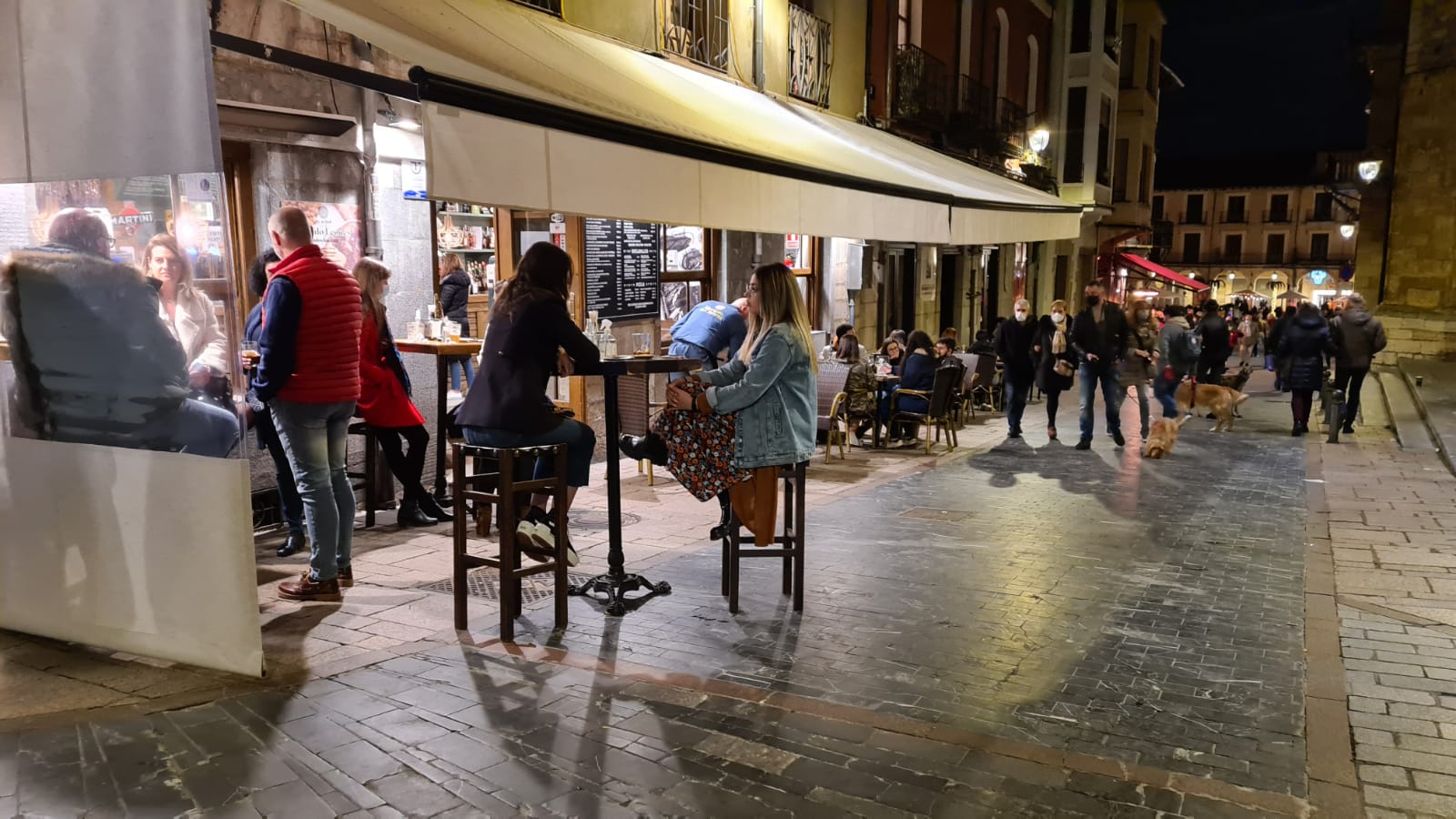 Los leoneses apuran el nuevo horario de la hostelería apoyado en el buen tiempo.