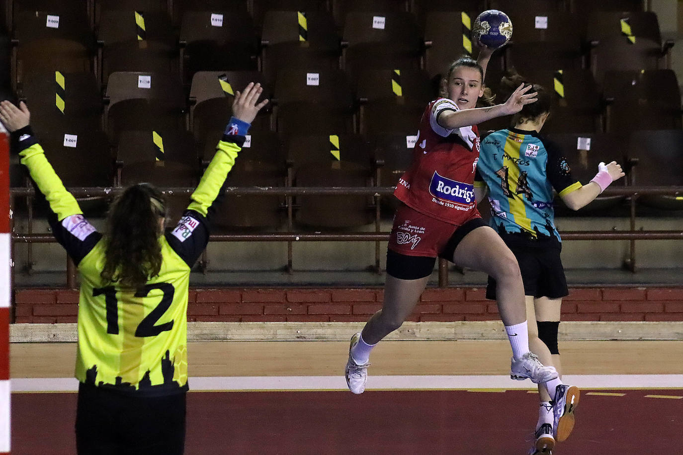 Leonesas y castellanas se citaban en un nuevo partido en el Palacio de los Deportes.