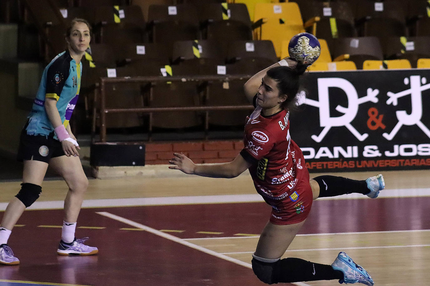 Leonesas y castellanas se citaban en un nuevo partido en el Palacio de los Deportes.