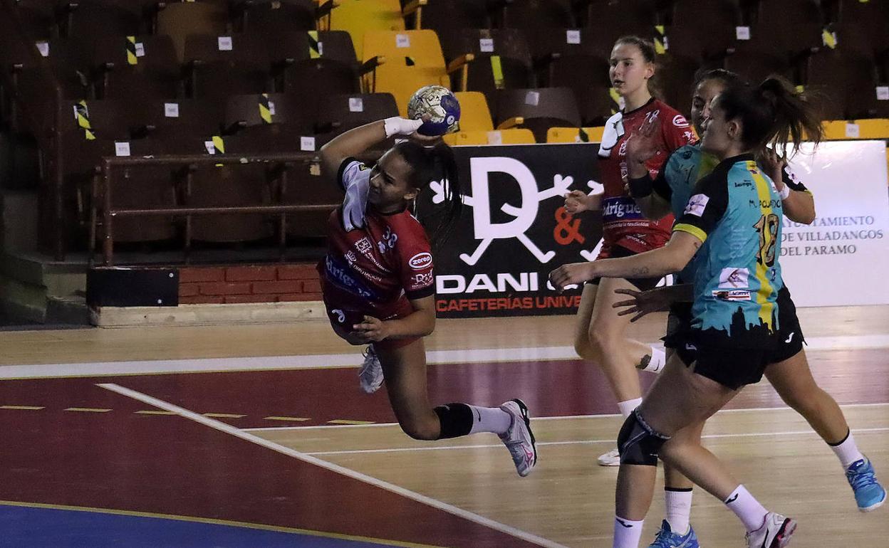 Un instante del partido en el Palacio de los Deportes.