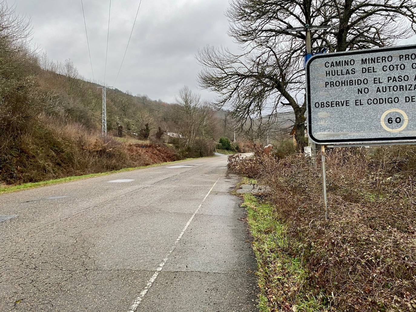 Baches y promesas unen El Bierzo con el Suroccidente Asturiano a la espera de la anhelada Ponferrada-La Espina. Mientras llega la ansiada conexión con la A-6 a la altura de Toreno, la actual carretera, muy obsoleta, sigue a la espera de mejoras imprescindibles para resultar mínimamente efectiva y viable para los conductores.