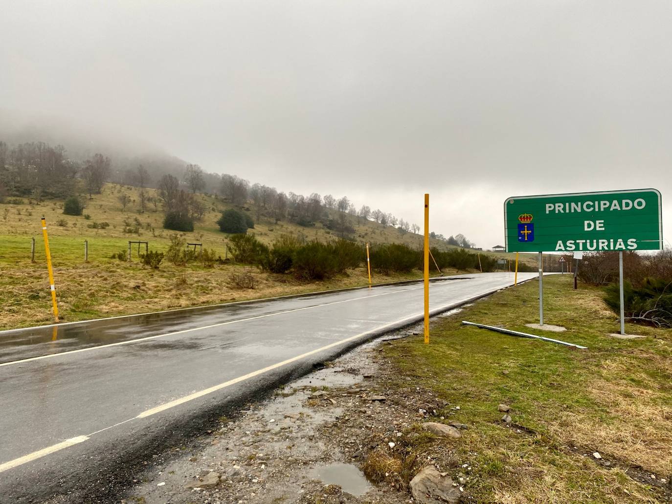 Baches y promesas unen El Bierzo con el Suroccidente Asturiano a la espera de la anhelada Ponferrada-La Espina. Mientras llega la ansiada conexión con la A-6 a la altura de Toreno, la actual carretera, muy obsoleta, sigue a la espera de mejoras imprescindibles para resultar mínimamente efectiva y viable para los conductores.