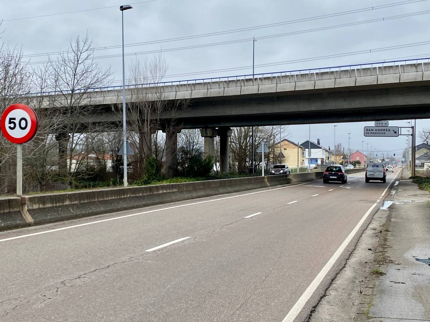 Baches y promesas unen El Bierzo con el Suroccidente Asturiano a la espera de la anhelada Ponferrada-La Espina. Mientras llega la ansiada conexión con la A-6 a la altura de Toreno, la actual carretera, muy obsoleta, sigue a la espera de mejoras imprescindibles para resultar mínimamente efectiva y viable para los conductores.