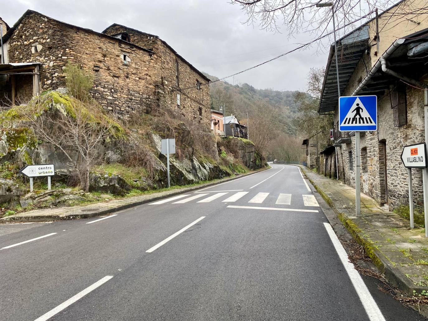 Baches y promesas unen El Bierzo con el Suroccidente Asturiano a la espera de la anhelada Ponferrada-La Espina. Mientras llega la ansiada conexión con la A-6 a la altura de Toreno, la actual carretera, muy obsoleta, sigue a la espera de mejoras imprescindibles para resultar mínimamente efectiva y viable para los conductores.