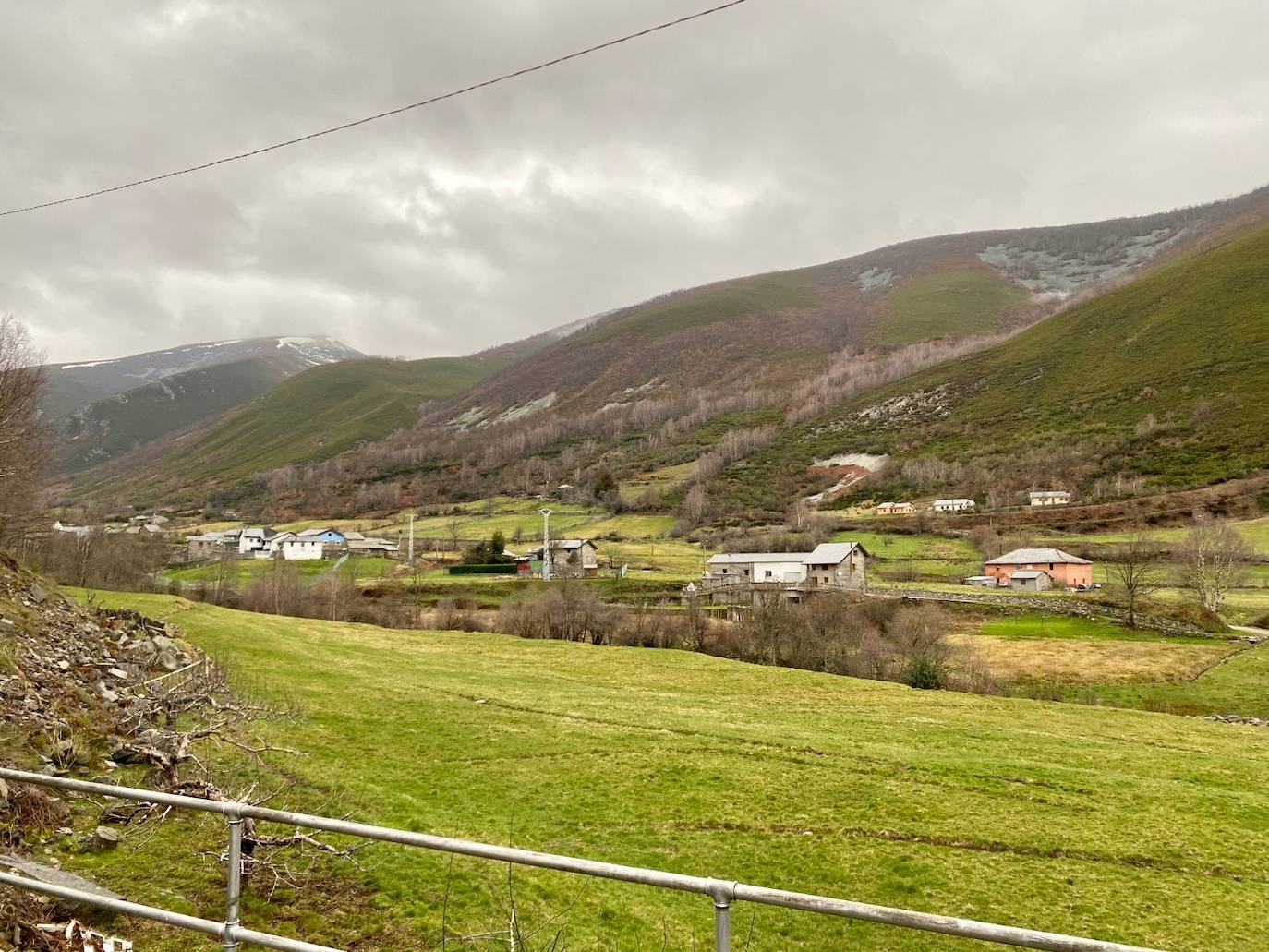 Baches y promesas unen El Bierzo con el Suroccidente Asturiano a la espera de la anhelada Ponferrada-La Espina. Mientras llega la ansiada conexión con la A-6 a la altura de Toreno, la actual carretera, muy obsoleta, sigue a la espera de mejoras imprescindibles para resultar mínimamente efectiva y viable para los conductores.