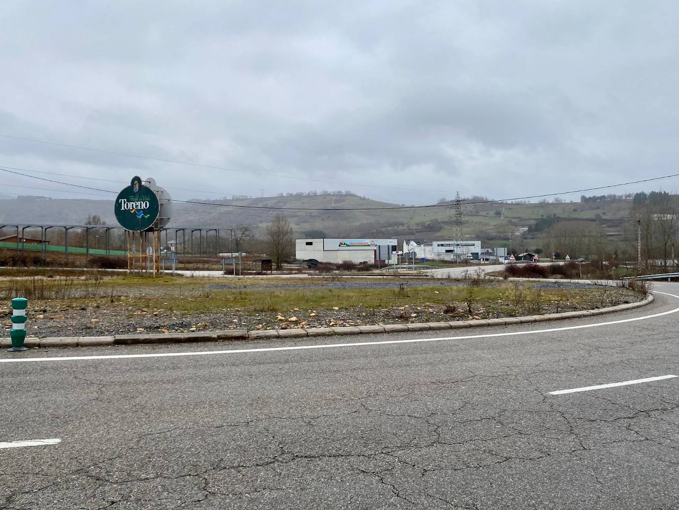 Baches y promesas unen El Bierzo con el Suroccidente Asturiano a la espera de la anhelada Ponferrada-La Espina. Mientras llega la ansiada conexión con la A-6 a la altura de Toreno, la actual carretera, muy obsoleta, sigue a la espera de mejoras imprescindibles para resultar mínimamente efectiva y viable para los conductores.