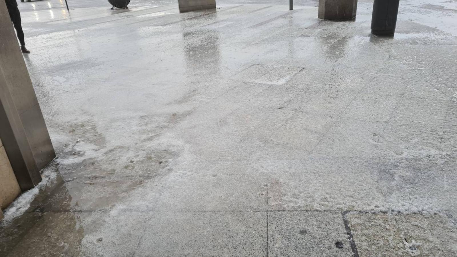 Una granizada histórica cubre las calles de León de blanco.