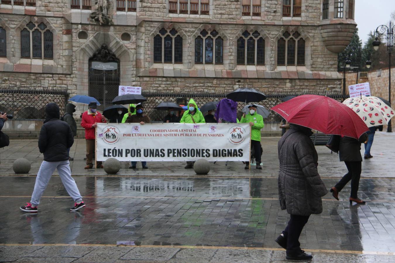 Los pensionistas se concentran frente a Botines para reclamar unas pensiones justas.