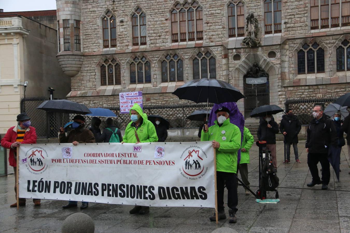 Los pensionistas se concentran frente a Botines para reclamar unas pensiones justas.