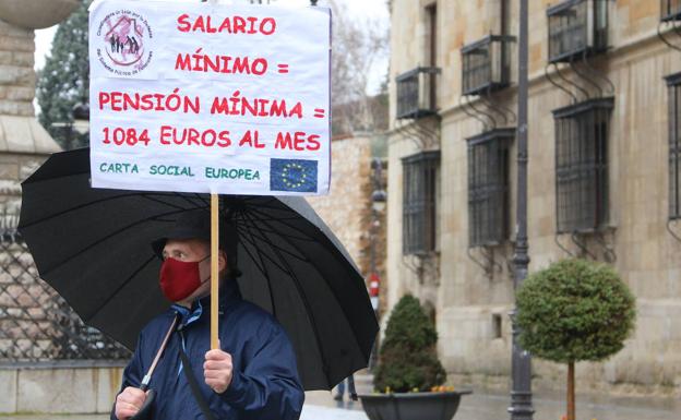 Los pensionistas se concentran en Botines por unas pensiones justas.