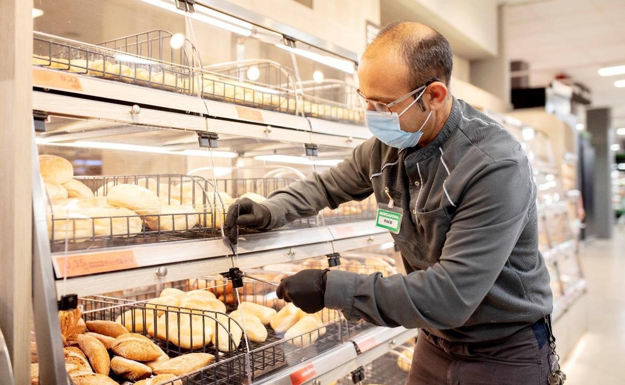 Paco, trabajador de Mercadona, repone el pan en un supermercado. 