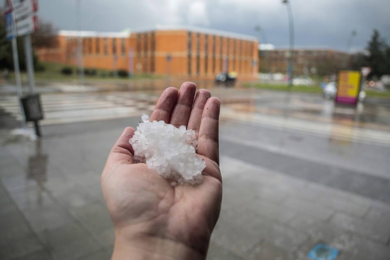 Una granizada histórica cubre las calles de León de blanco.