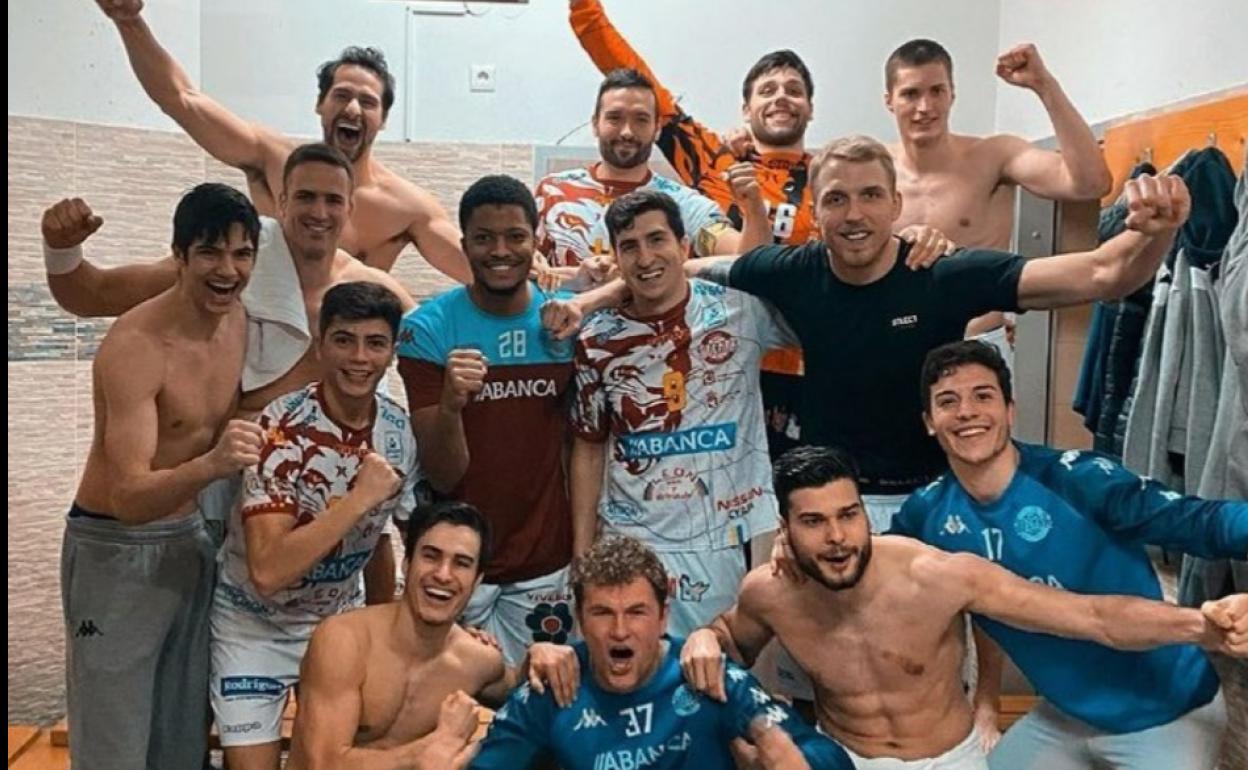 Los jugadores del Abanca Ademar celebran el empate en Skopje.