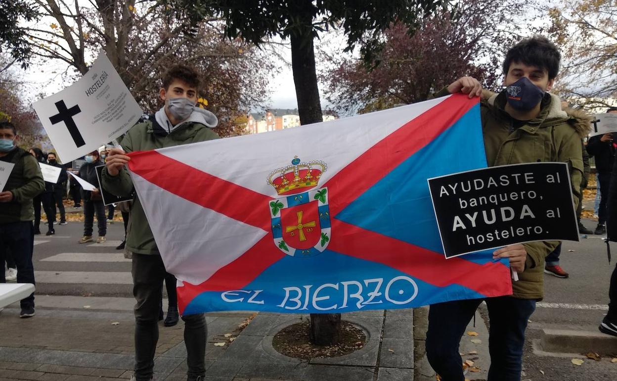 Manifestación de los hosteleros del Bierzo ante la sede de la Junta en Ponferrada.