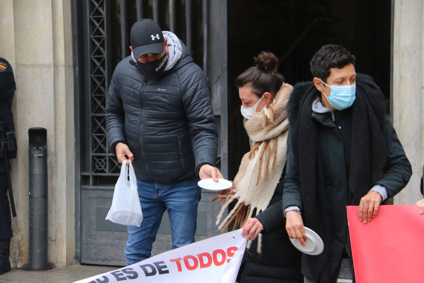 Una decena de personas se concentran a las puertas de la Subdelegación del Gobierno.