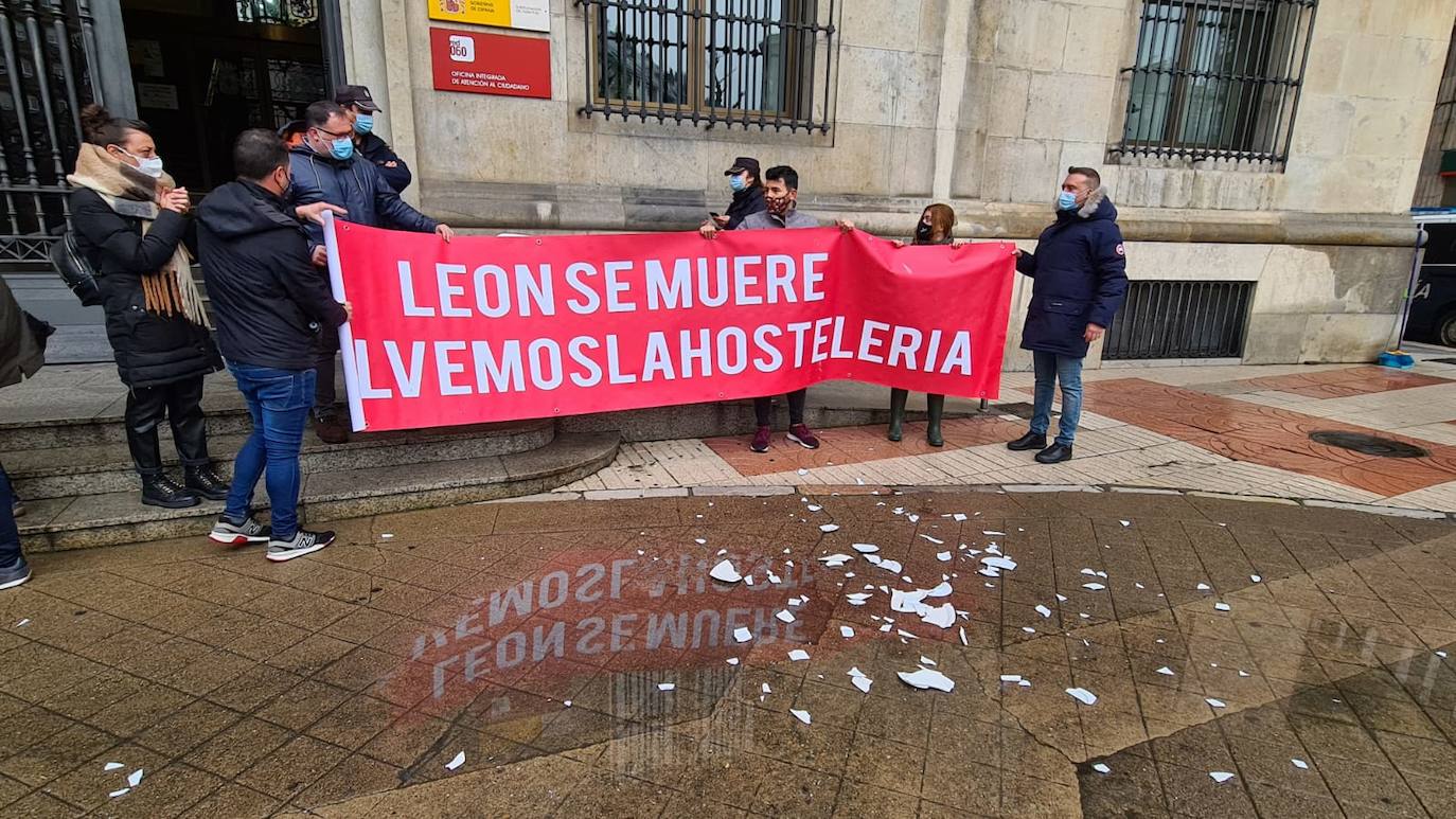 Una decena de personas se concentran a las puertas de la Subdelegación del Gobierno.