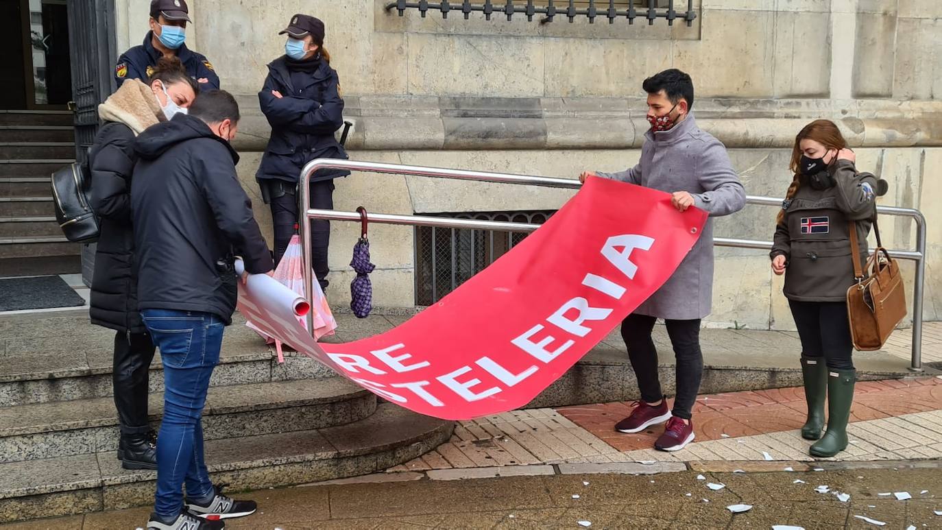 Una decena de personas se concentran a las puertas de la Subdelegación del Gobierno.