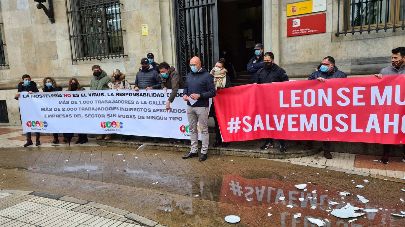 Una decena de personas se concentran a las puertas de la Subdelegación del Gobierno.