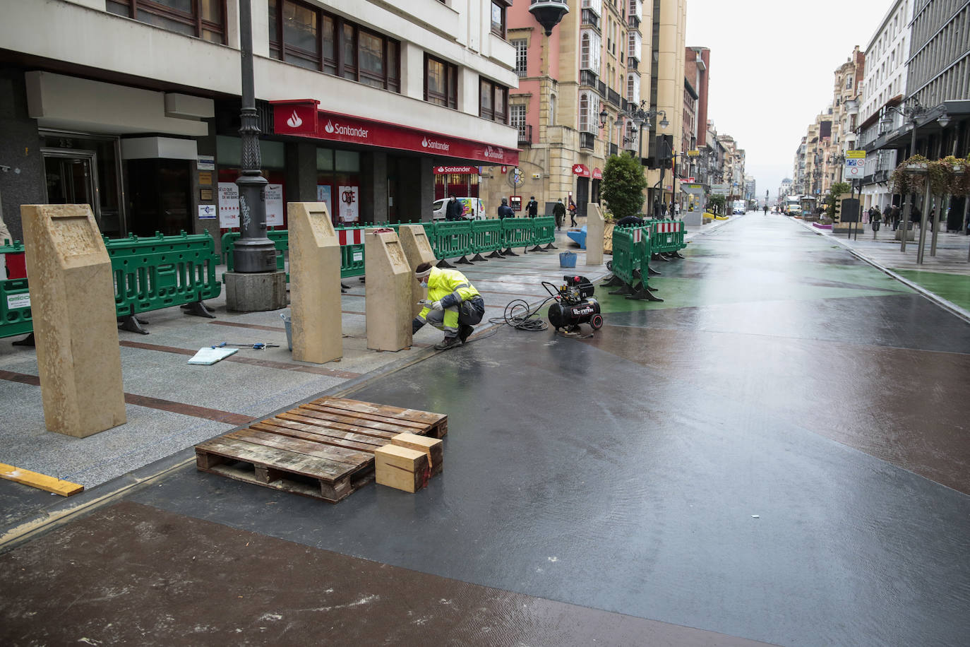 La instalación de unos monolitos con los reyes leoneses estaba previsto dentro de las obras de mejora del vial.