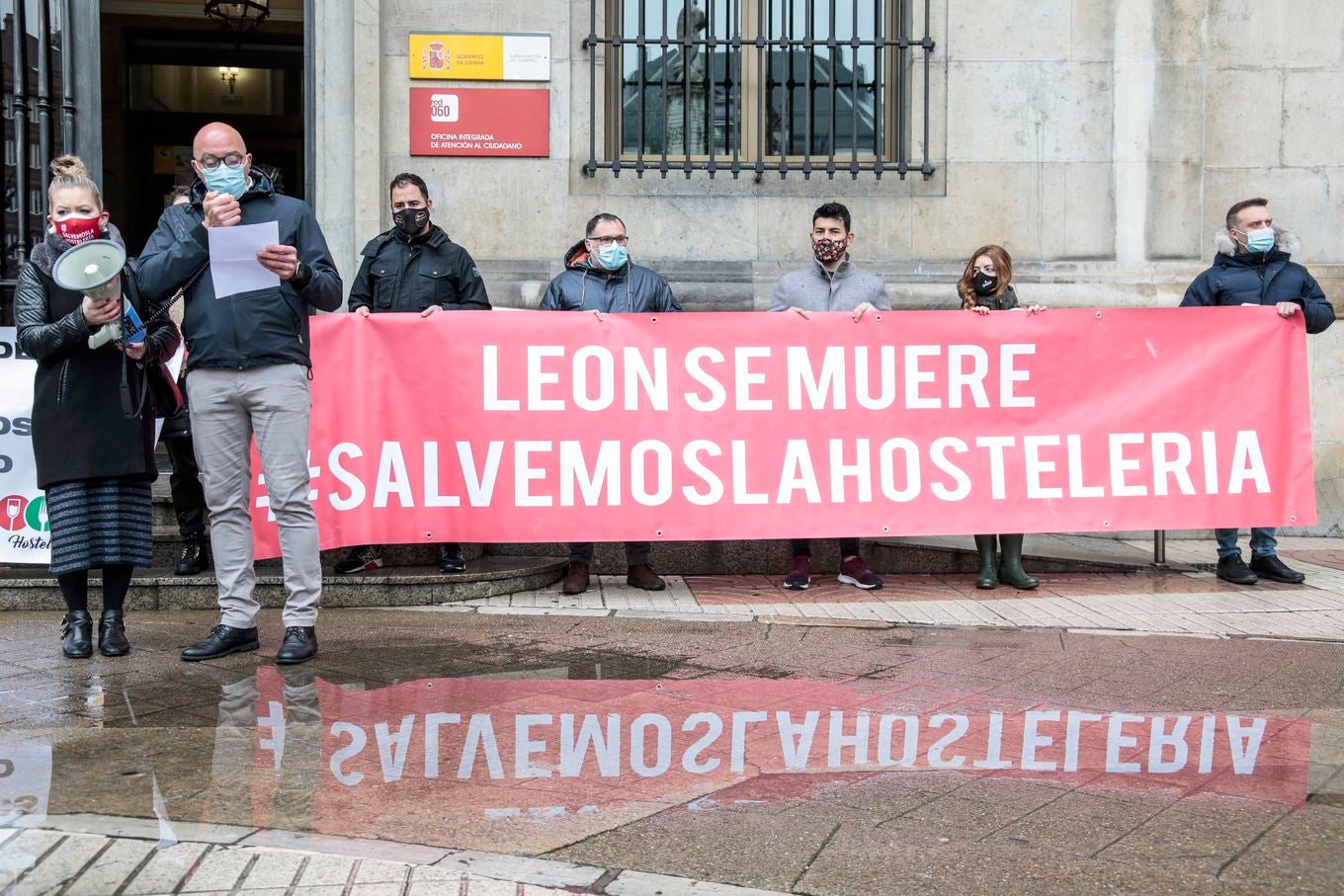 Una decena de personas se concentran a las puertas de la Subdelegación del Gobierno.