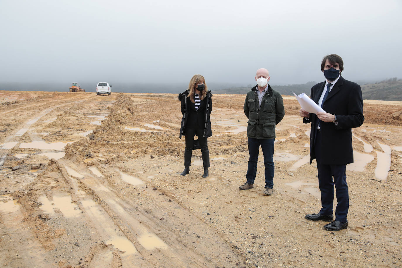 El consejero Suárez Quiñones visita los terrenos de Riello donde se llevarán a cabo las obras.