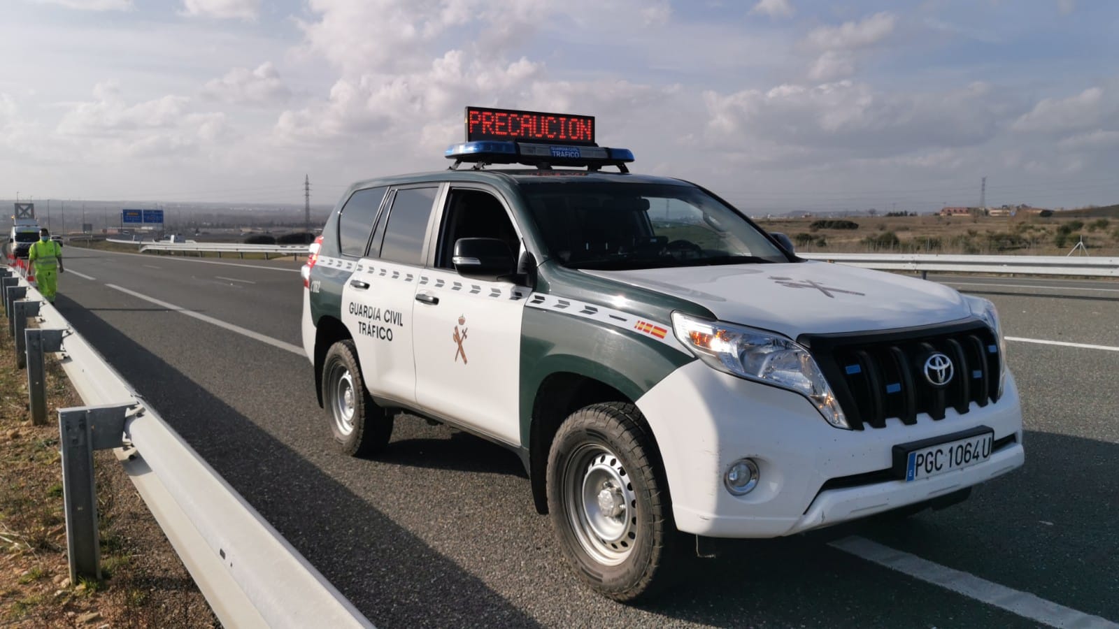 Tres personas personas resultan heridas en la salida de vía de un turismo en la autovía León-Valladolid. 