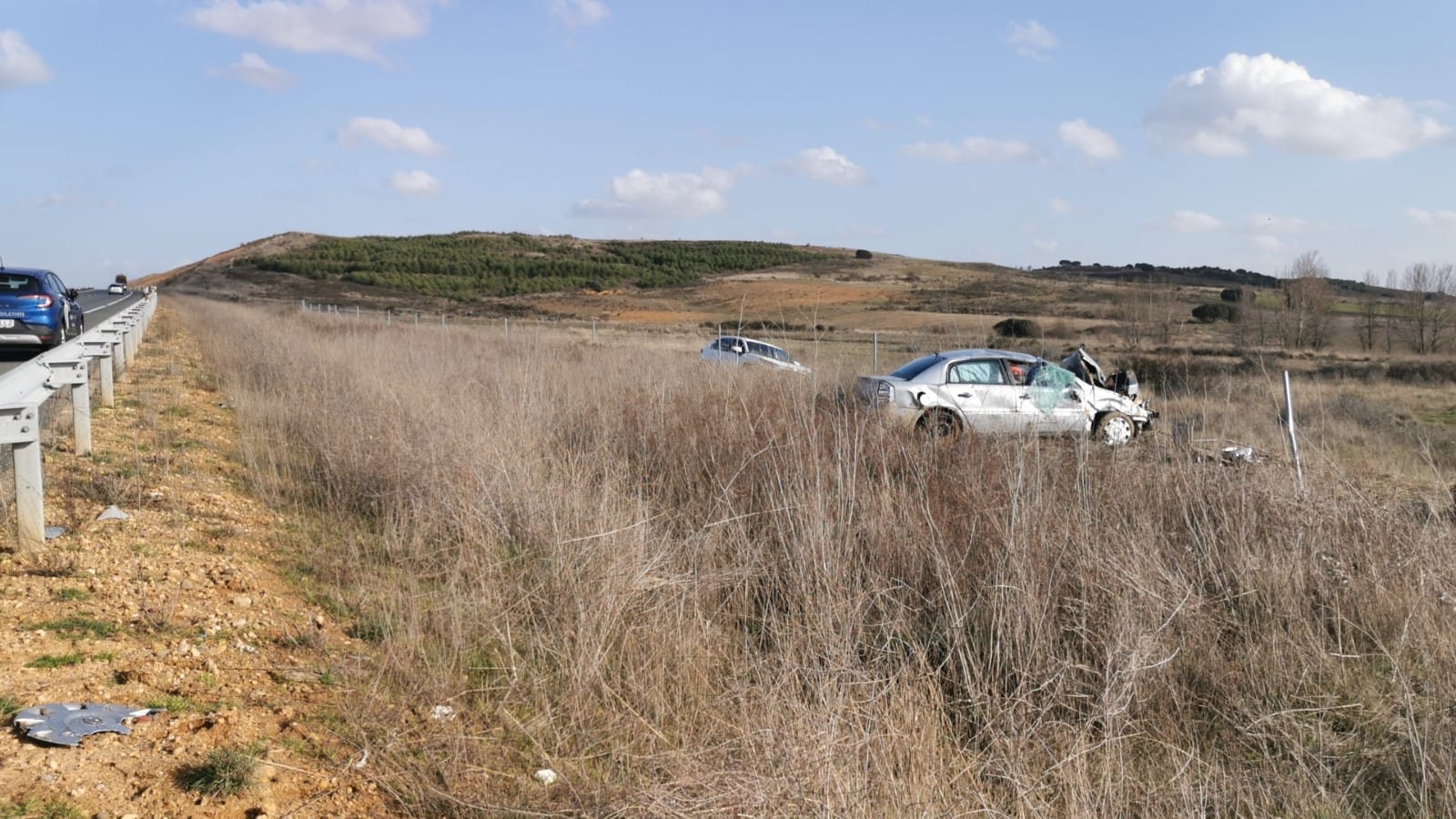 Tres personas personas resultan heridas en la salida de vía de un turismo en la autovía León-Valladolid. 