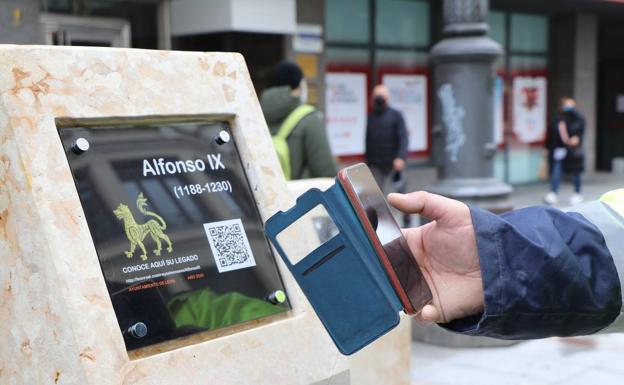 Las placas con la historia de una veintena de reyes leoneses ya ocupan un espacio destacado en Ordoño II.