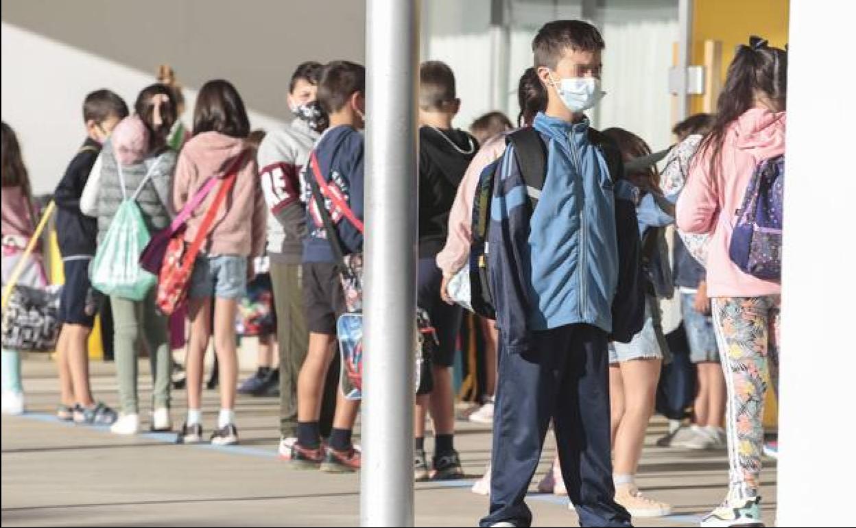 Niños esperan para entrar en clase. 