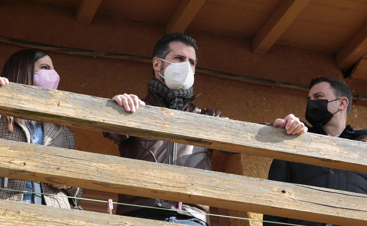 El secretario general del PSOE de Castilla y León, Luis Tudanca, visita el municipio de El Burgo Ranero.