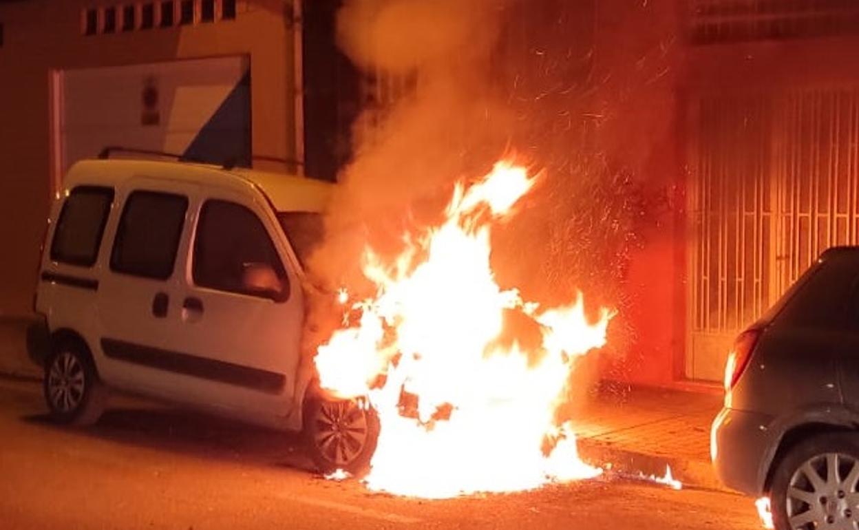 Momento en el que los bomberos llegaron a la zona para sofocar las llamas.