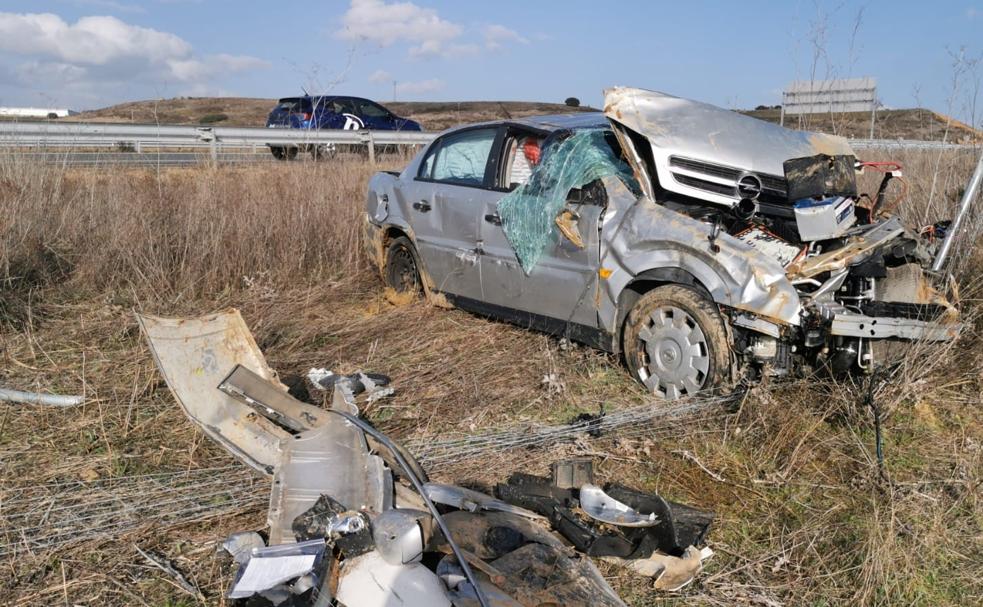 Imagen del vehículo accidentado tras salirse de la vía.