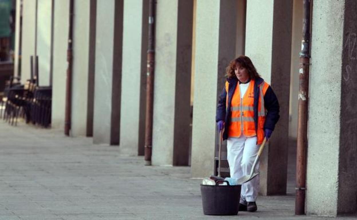 Una empleada del servicio de limpieza municipal.