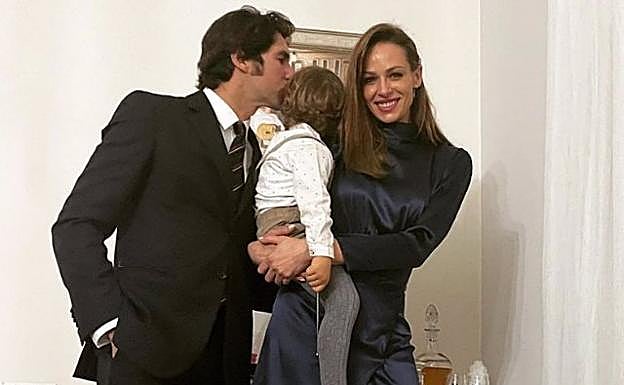 Cayetano Rivera y Eva González, junto a su hijo.