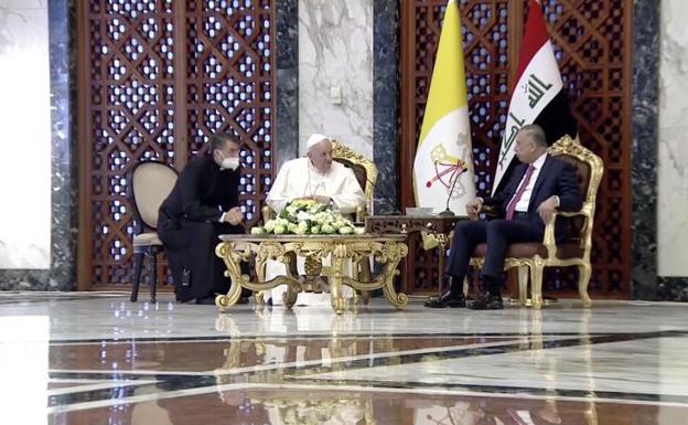 El papa Francisco, recibido por el primer ministro iraquí, Mustafá Al Kadhemi.