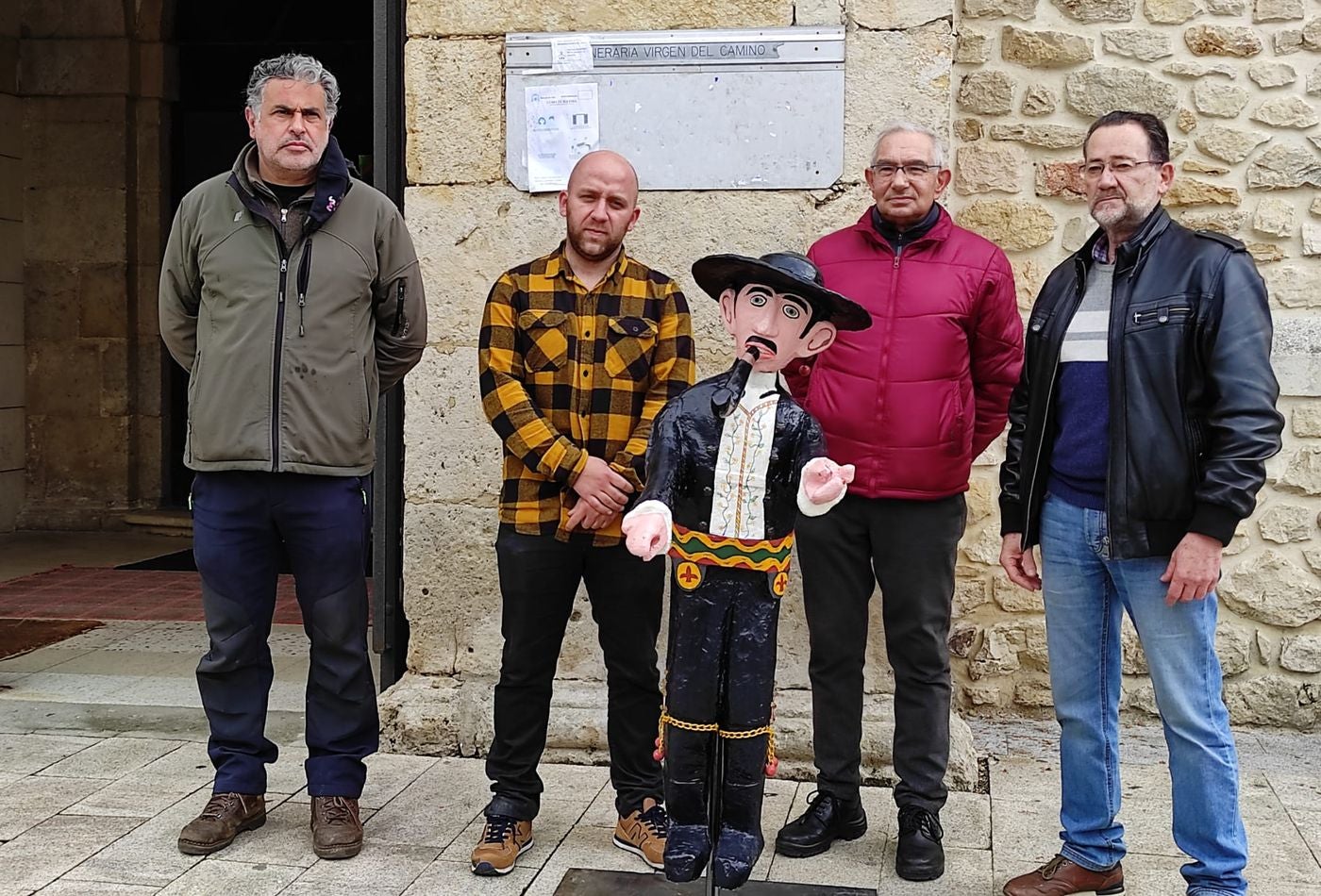 El 'Maragato' de Boñar se jubila a los 96 años de edad | El Ayuntamiento de la localidad retiró la casi centenaria figura en 2020 para evitar daños mayores y ha colocado ahora una replica exacta en el campanario | El original descansa a partir de este momento en una urna localizada en el pórtico de la iglesia de San Pedro. 