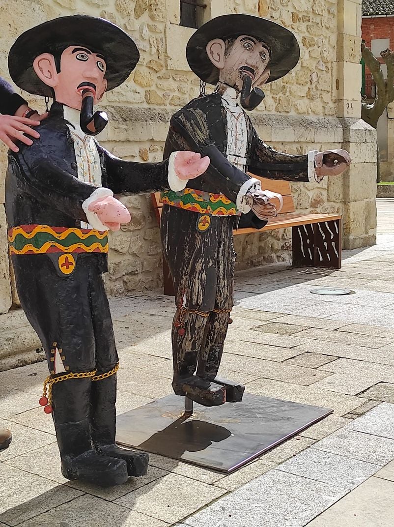 El 'Maragato' de Boñar se jubila a los 96 años de edad | El Ayuntamiento de la localidad retiró la casi centenaria figura en 2020 para evitar daños mayores y ha colocado ahora una replica exacta en el campanario | El original descansa a partir de este momento en una urna localizada en el pórtico de la iglesia de San Pedro. 