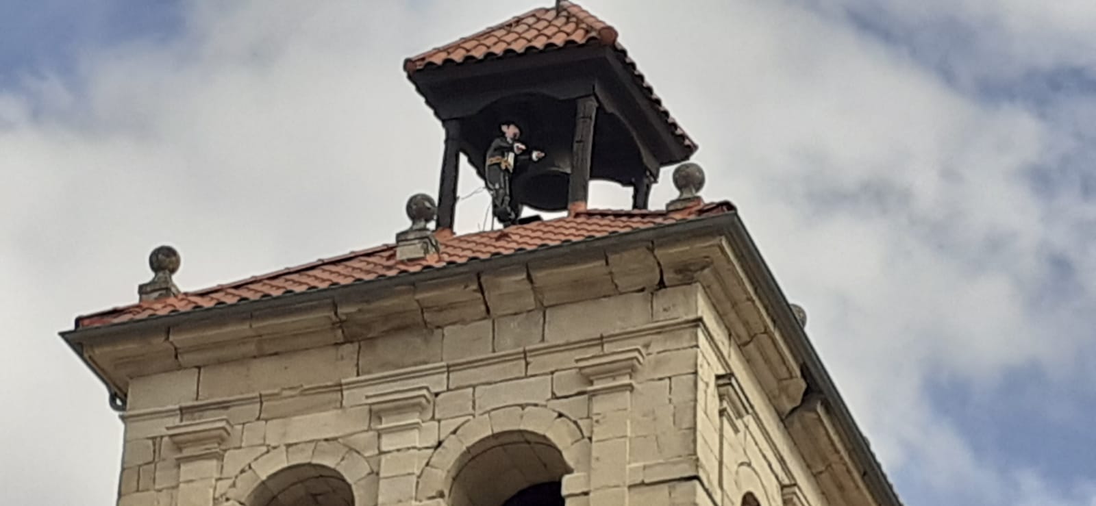 El 'Maragato' de Boñar se jubila a los 96 años de edad | El Ayuntamiento de la localidad retiró la casi centenaria figura en 2020 para evitar daños mayores y ha colocado ahora una replica exacta en el campanario | El original descansa a partir de este momento en una urna localizada en el pórtico de la iglesia de San Pedro. 