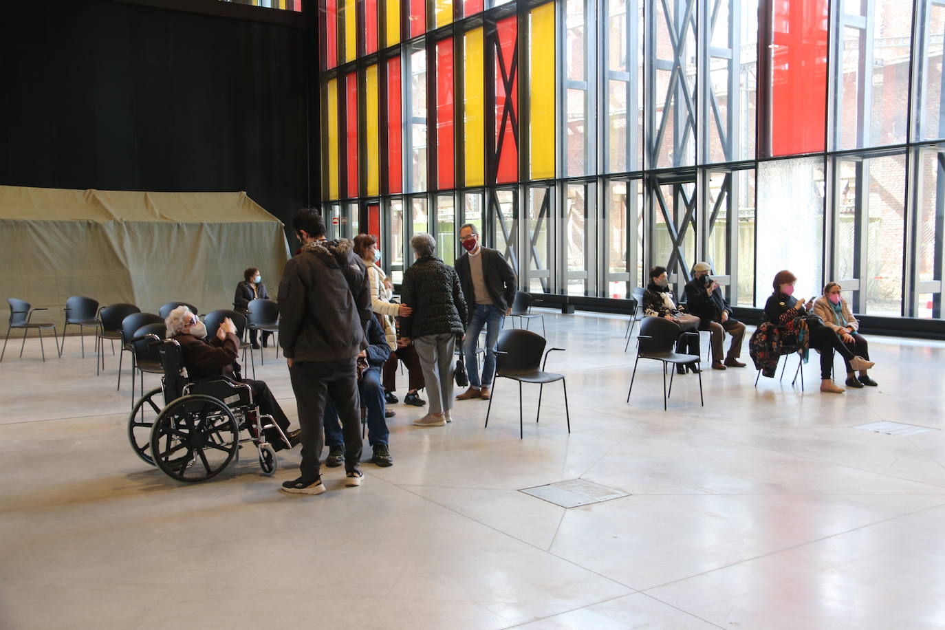 Fotos: Vacunación a mayores de 80 años en el Palacio de Exposiciones