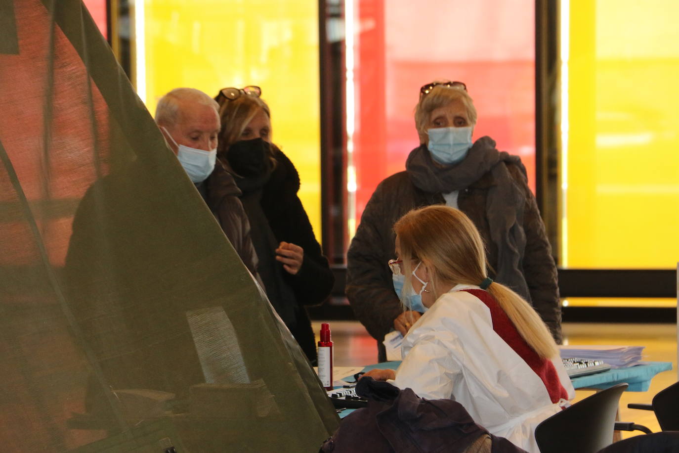 Fotos: Vacunación a mayores de 80 años en el Palacio de Exposiciones