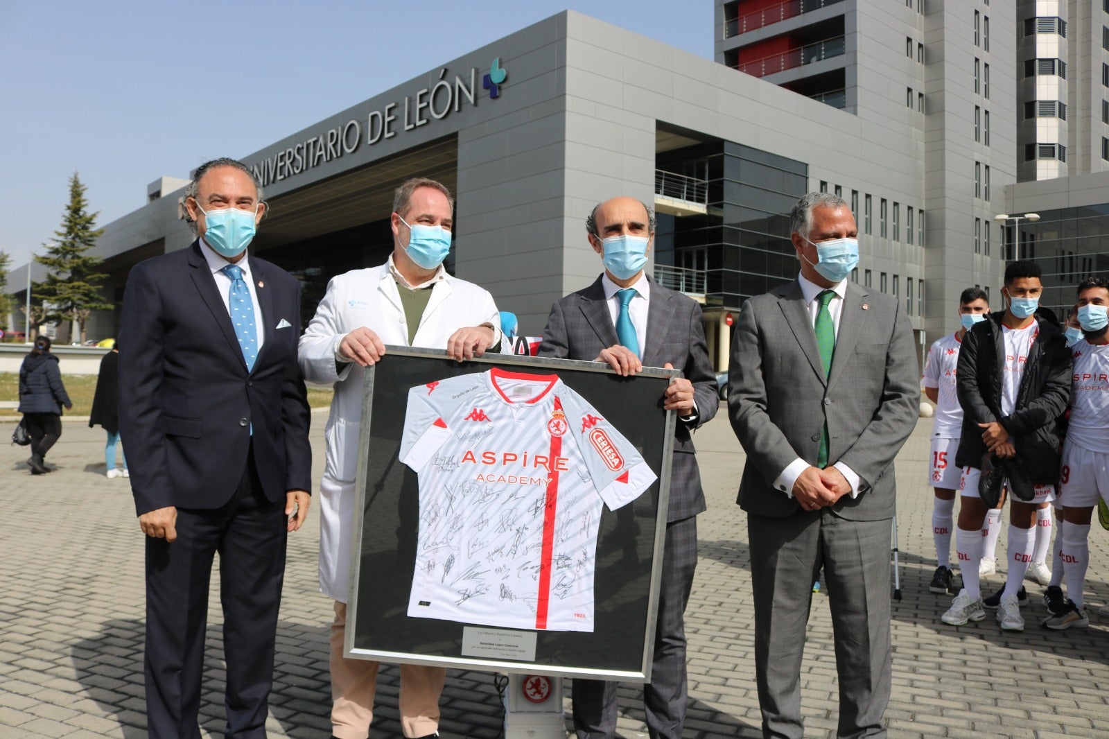 Fotos: La Cultural reconoce la labor del Hospital de León