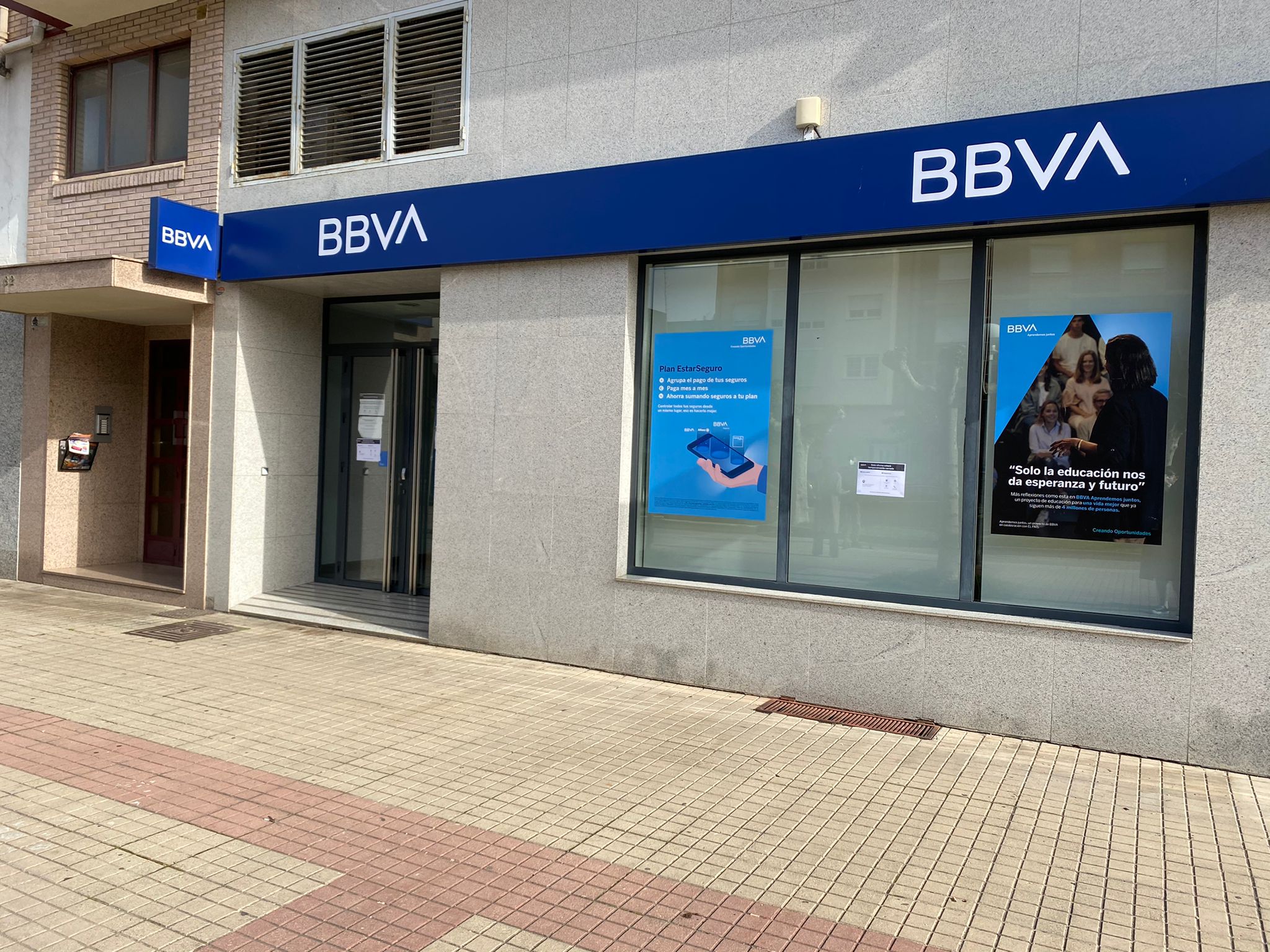 Atracan una sucursal del BBVA en Ponferrada y amordazan a la directora y su cajero | Efectivos de la Policía Nacional y la Policía Local se han desplazado al lugar | Los atracadores se han llevado 200.000 euros. 