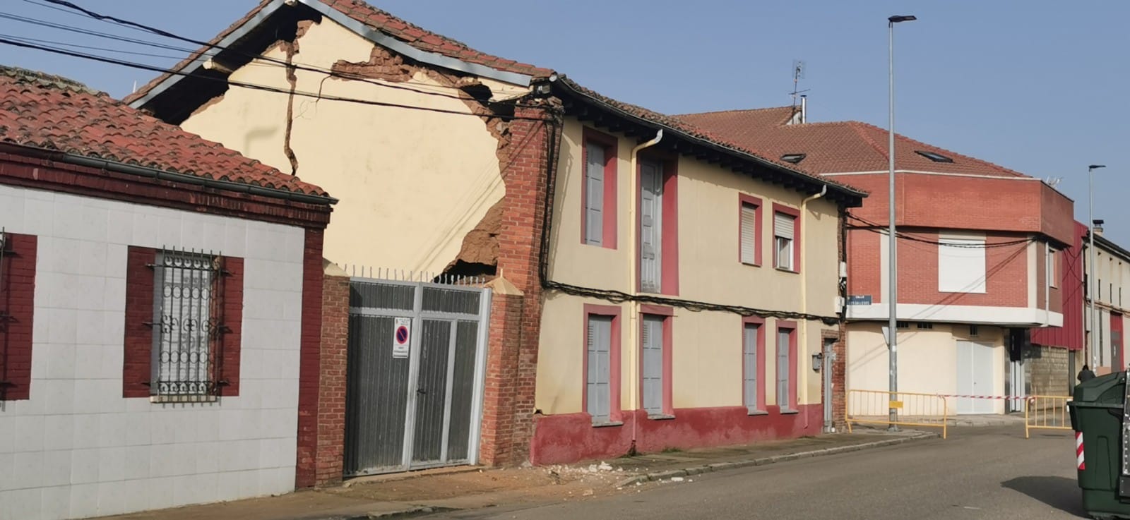 Una vivienda se abre en dos de madrugada en Armunia con una familia en el interior | Efectivos de Policía Local y Bomberos León se han desplazado a la zona | La vivienda presenta un pésimo estado y se procederá a su demolición. 