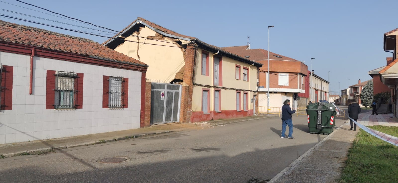 Una vivienda se abre en dos de madrugada en Armunia con una familia en el interior | Efectivos de Policía Local y Bomberos León se han desplazado a la zona | La vivienda presenta un pésimo estado y se procederá a su demolición. 